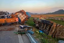 Tai nạn liên hoàn giữa 4 xe ô tô trên cao tốc Nghi Sơn - Diễn Châu