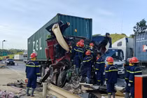  Tai nạn ở Thanh Hóa khiến tài xế tử vong, mắc kẹt trong cabin