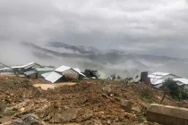 Sạt lở một quả đồi lớn ở Đà Nẵng, 6 nhà dân bị vùi lấp