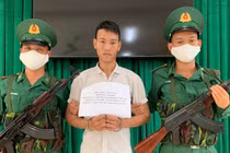 Bắt quả tang đối tượng giấu ma túy trong túi áo 