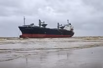 Tàu hàng ở Nghệ An bị bão số 5 thổi trôi dạt trên biển Thanh Hóa