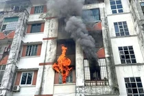 Chung cư ở Nghệ An bốc cháy dữ dội, nhiều hộ dân tháo chạy