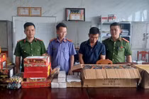 Bắt lái xe container vận chuyển pháo lậu và hồng phiến về Việt Nam 