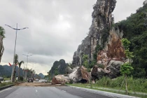 Tảng đá lớn bất ngờ lăn xuống đường bao biển đẹp nhất Quảng Ninh