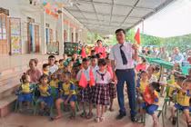 Học sinh vùng lũ Nghệ An hân hoan khai giảng năm học mới