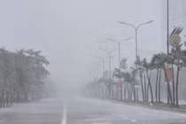 Mưa trắng trời, gió giật mạnh trước giờ bão số 5 Kajiki tiến vào đất liền