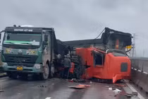 Va chạm giữa hai xe ô tô đầu kéo trên cao tốc Nghi Sơn - Diễn Châu 