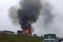 Xe tải bất ngờ bốc cháy, thùng xe bị thiêu rụi trên cao tốc Diễn Châu - Bãi Vọt