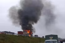 Xe tải bất ngờ bốc cháy, thùng xe bị thiêu rụi trên cao tốc Diễn Châu - Bãi Vọt