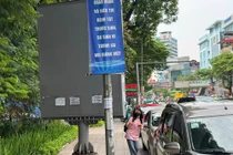 Khó hiểu biển quảng cáo lắp trên vỉa hè Hà Nội, người đi bộ chật vật lách qua