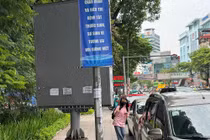 Khó hiểu biển quảng cáo lắp trên vỉa hè Hà Nội, người đi bộ chật vật lách qua