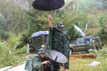 Lắp Trạm thu - phát sóng dã chiến tại vùng bị mưa lũ cô lập ở Đà Nẵng