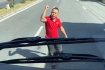 Phẫn nộ người đàn ông ngồi giữa đường, chặn xe khách trước hầm Hải Vân