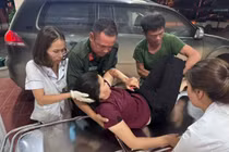 Kịp thời cứu người phụ nữ bị tai nạn nằm bất động bên đường