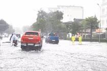 Nghệ An mưa trắng trời trước giờ bão số 10 Bualoi áp sát Biển đông