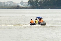 Tìm thấy thi thể cuối cùng trong vụ người bố ôm 2 con nhảy cầu Bến Thủy