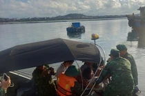 Kịp thời đưa ngư dân gặp tai nạn trên biển Nghệ An vào bờ cấp cứu