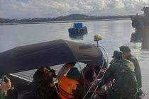 Kịp thời đưa ngư dân gặp tai nạn trên biển Nghệ An vào bờ cấp cứu