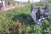 Ô tô bị húc bay khi vượt đường sắt nơi có biển cấm, 1 người bị thương