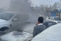 Ô tô bất ngờ bốc cháy khi đang đỗ tại bãi giữ xe trước cổng bệnh viện