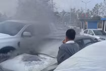 Ô tô bất ngờ bốc cháy khi đang đỗ tại bãi giữ xe trước cổng bệnh viện