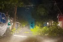 Kịp thời giải cứu 3 người mắc kẹt do nhà trọ tốc mái ở Nghệ An