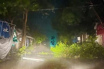 Kịp thời giải cứu 3 người mắc kẹt do nhà trọ tốc mái ở Nghệ An