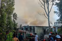 Xưởng gỗ ở Đà Nẵng bốc cháy ngùn ngụt, khói cao hàng chục mét