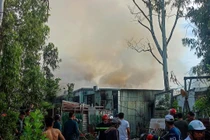 Xưởng gỗ ở Đà Nẵng bốc cháy ngùn ngụt, khói cao hàng chục mét