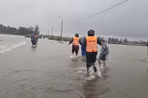 Học sinh lớp 3 trượt chân rơi xuống cống nước tử vong trong mưa lũ