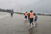 Học sinh lớp 3 trượt chân rơi xuống cống nước tử vong trong mưa lũ