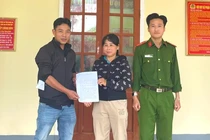 Trao trả 900 triệu đồng cho người chuyển nhầm vào tài khoản