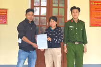 Trao trả 900 triệu đồng cho người chuyển nhầm vào tài khoản