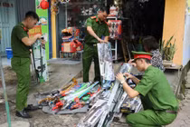 Thu giữ hàng trăm khẩu súng nhựa cùng nhiều đồ chơi trẻ em nguy hiểm tại Nghệ An