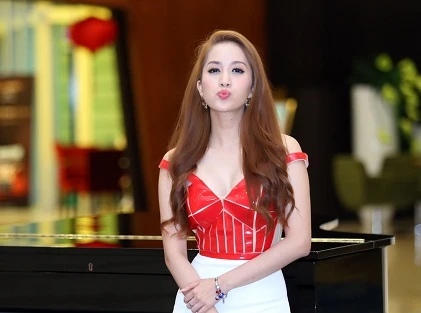 Khánh Thi hóa cô nàng kẹo ngọt ở Đà Nẵng