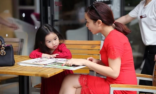 Mẹ con Lưu Hương Giang diện đồ đôi sành điệu xuống phố