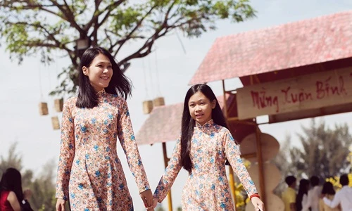 Đinh Y Nhung cùng con gái trốn chồng dạo phố đầu xuân