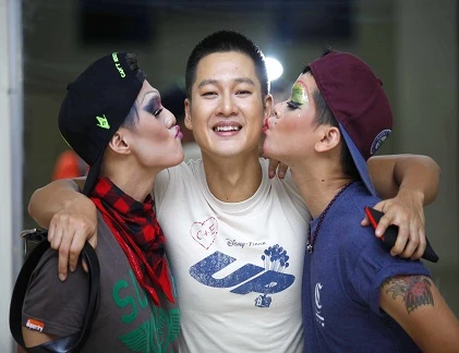 Đức Tuấn bị “cưỡng hôn” trong hậu trường liveshow