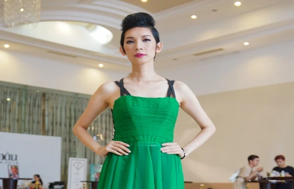 Xuân Lan diện váy xuyên thấu đi chấm thi Next Top