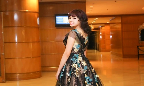 Hoa hậu Kỳ Duyên quý phái với đầm ren