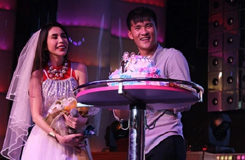 Thủy Tiên - Công Vinh bất ngờ làm đám cưới