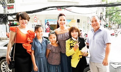 Vợ chồng Minh Khang dắt con đến mừng học trò nhí 