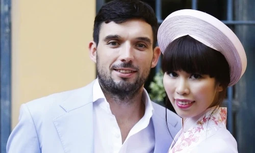 Hà Anh giản dị với áo dài trong đám hỏi