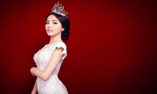 Hoa hậu Kỳ Duyên đẹp kiêu sa với đầm dạ hội trắng