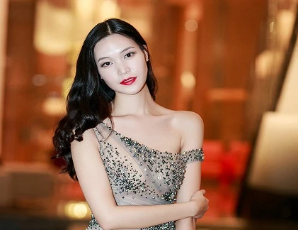 Hoa hậu Thùy Dung diện váy trễ nải đi dự tiệc