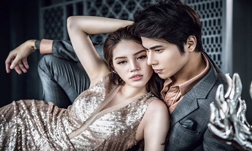 HH Jolie Nguyễn e ấp khoe sắc bên soái ca Wacky Cheng