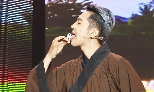 Mai Quốc Việt gây sốc khi biểu diễn nuốt lưỡi lam thật