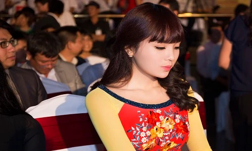 Hoa hậu Kỳ Duyên xinh đẹp xuất hiện với tóc mới