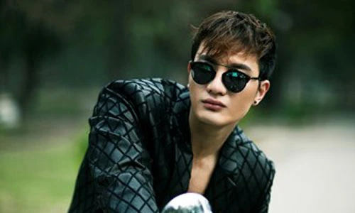 Nam vương Nguyễn Văn Sơn khoe vẻ nam tính sau đăng quang