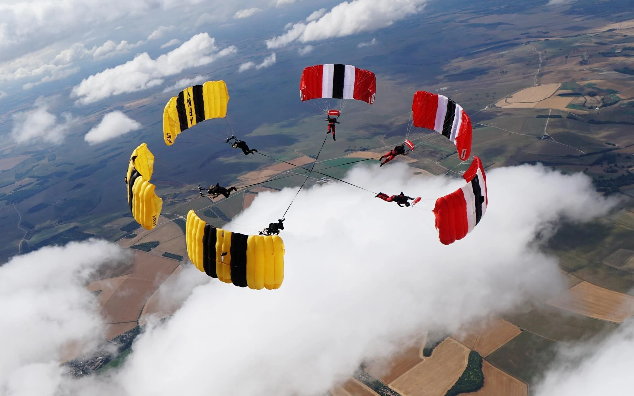 Mãn nhãn màn nhảy dù 6 hướng do lính Mỹ - Anh kết hợp